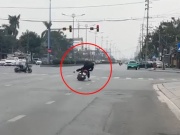 Xe máy - Xe đạp - Clip: Thanh niên phanh xe máy ngã dúi dụi tránh vượt đèn đỏ trong gang tấc