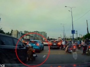 Xe máy - Xe đạp - Clip: Người phụ nữ gặp nạn 2 lần liên tiếp chỉ chưa đầy 20 giây