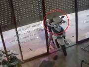 Thế giới xe - SỐC: Vừa lùi xe ga vừa đóng cửa cuốn, người phụ nữ gặp nạn đáng sợ