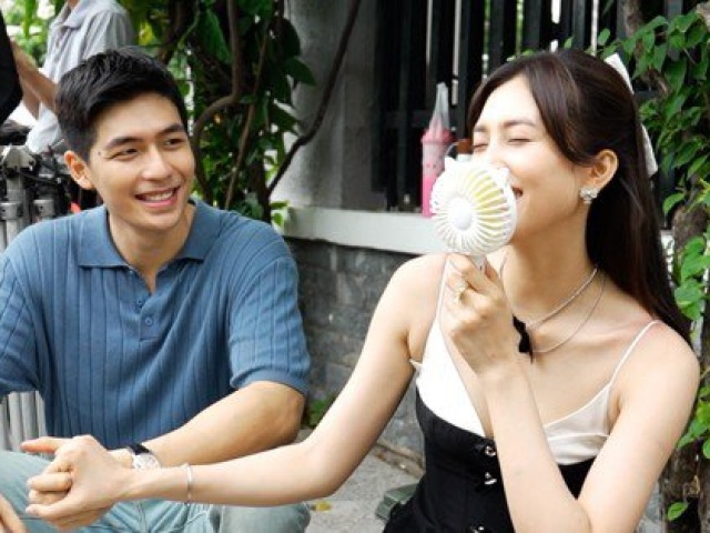 Loạt ảnh hậu trường "đáng ngờ" của Tiểu Vy và Quốc Anh: Chăm sóc nhau cực ngọt