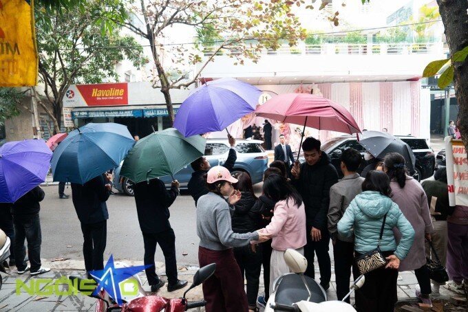 Sao Việt che dù kín mít trong đám cưới: Phương Nhi và Đỗ Mỹ Linh làm dâu nhà giàu, Quý Bình 