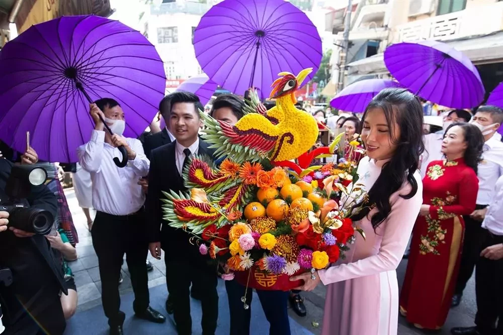 Sao Việt che dù kín mít trong đám cưới: Phương Nhi và Đỗ Mỹ Linh làm dâu nhà giàu, Quý Bình 