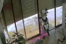 Tin tức trong ngày - Cô gái ở TPHCM kể lại 40 giây kinh hoàng vì bị cửa cuốn ghì xuống cổ