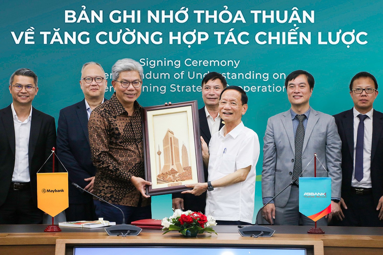 ABBANK thông báo thành lập Uỷ ban Chiến lược Phát triển bền vững ESG với vai trò dẫn dắt của Ông Vũ Văn Tiền, Phó Chủ Tịch HĐQT. Hình lễ ký kết biên bản ghi nhớ giữa ABBANK và Maybank năm 2024.