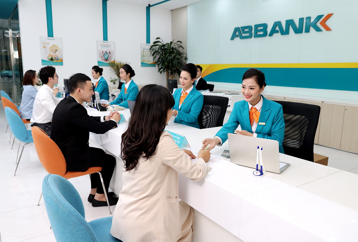 Cùng nằm trong chiến lược phát triển hiệu quả và bền vững, ABBANK đang tập trung nâng cao sức cạnh tranh thông qua chiến lược tăng cường các giải pháp tài chính linh hoạt, hiệu quả dựa trên am hiểu khách hàng và thực hiện số hóa Ngân hàng một cách toàn diện.