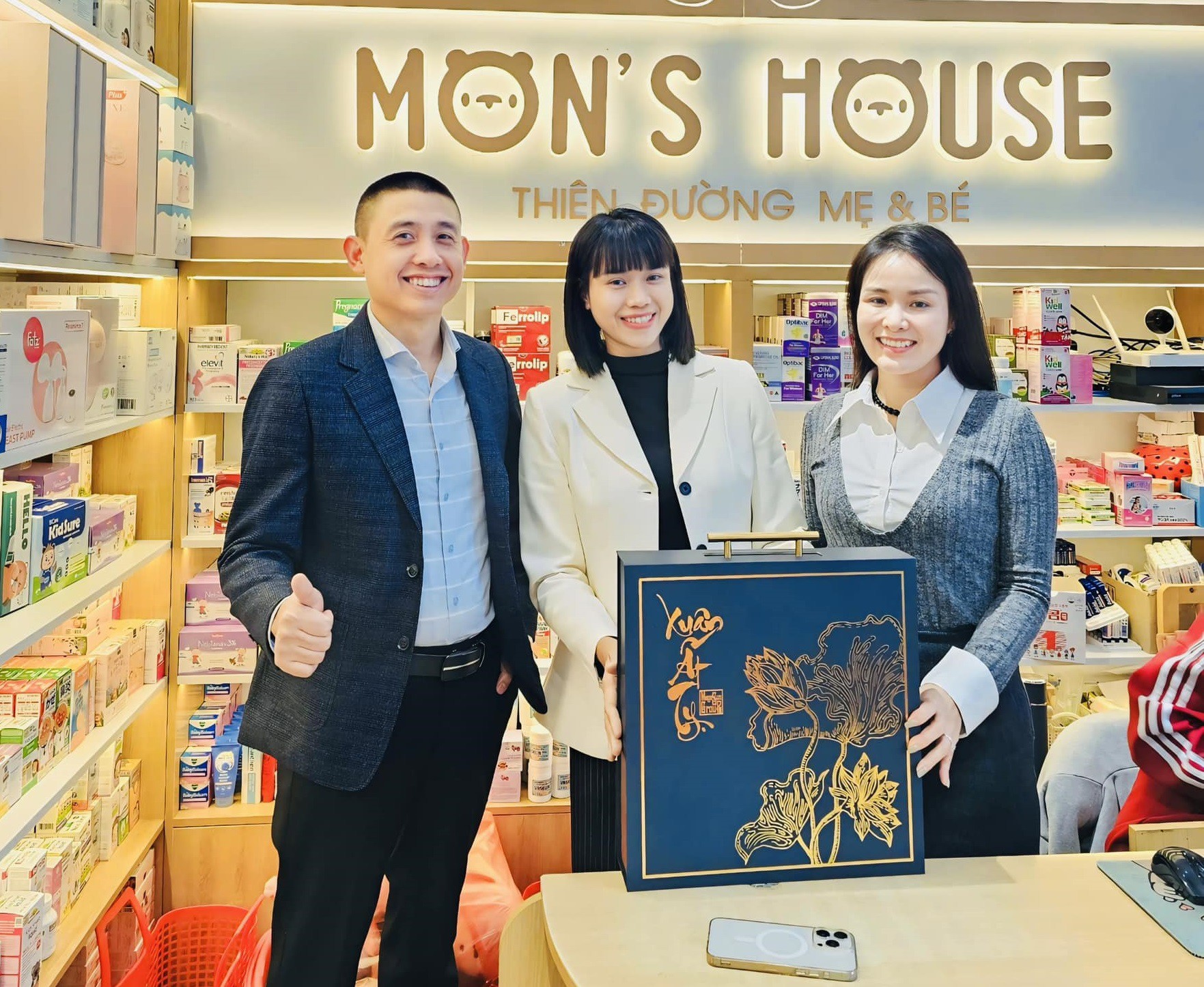 Chị Ngô Thị Thà (đứng giữa) – Chủ shop Mon’s House