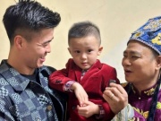 Giải trí - Duy Mạnh bế con trai vào hậu trường Táo Quân