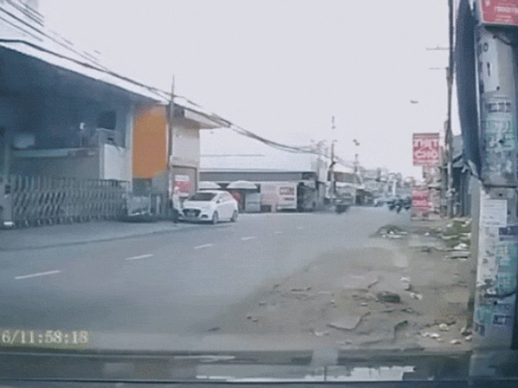 Mất lái khi đi xe máy qua vũng nước ven đường, người phụ nữ bị xe tải cán tử vong