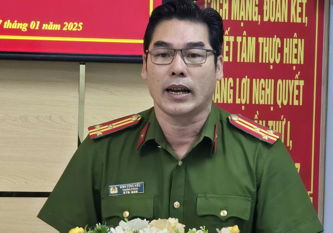 Đại diện Cơ quan điều tra Công an tỉnh Đắk Nông xin lỗi ông Hùng tại nơi cư trú. Ảnh: Hải Duyên