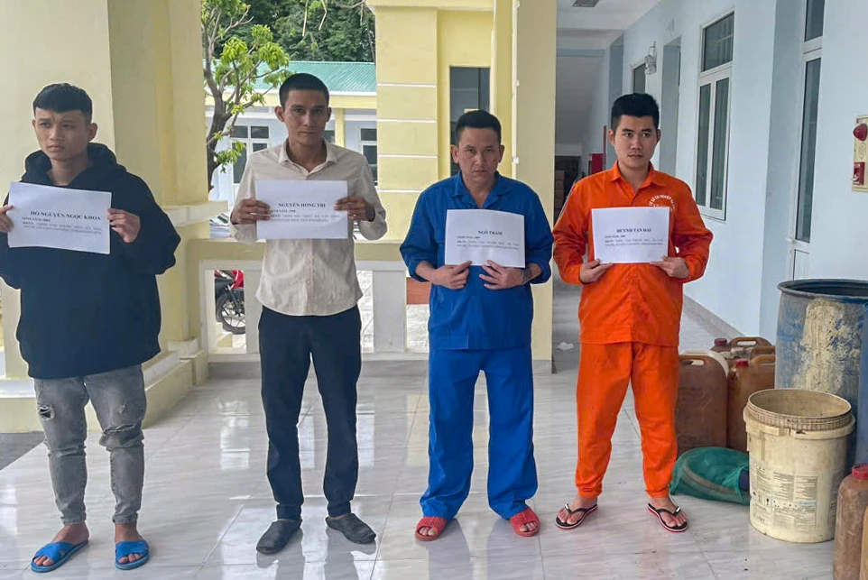 Nhóm trộm dầu trên quốc lộ 1 bị bắt cùng tang vật. Ảnh: XP