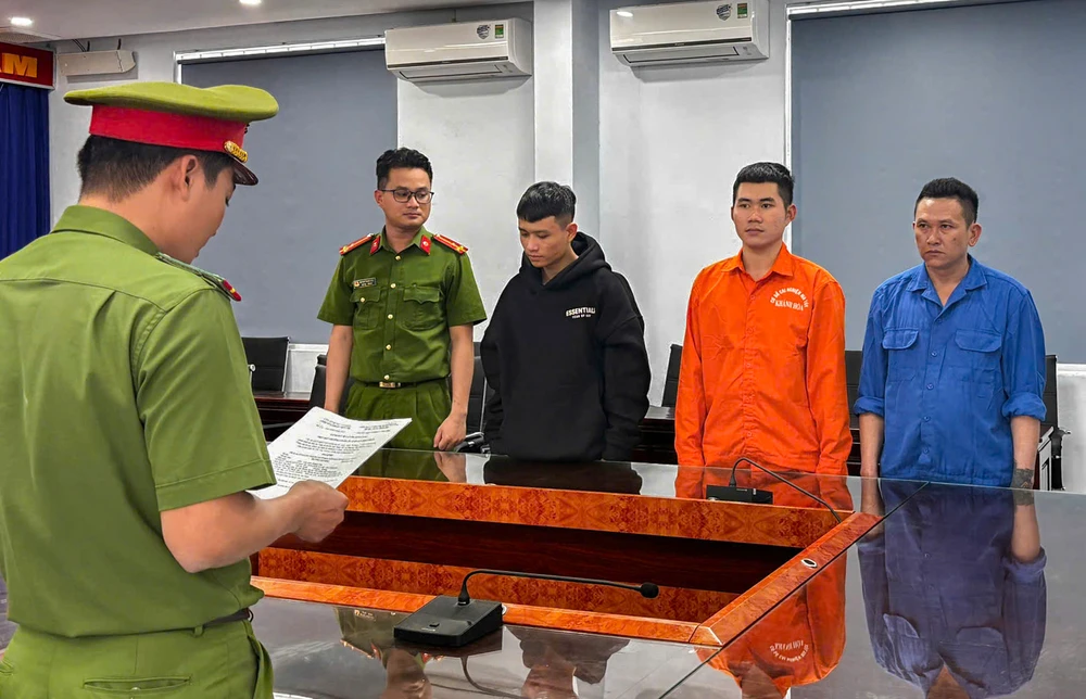 Cảnh sát tống đạt các lệnh tố tụng với nhóm trộm xăng dầu trong đêm trên quốc lộ 1 qua huyện Vạn Ninh, Khánh Hoà. Ảnh: XP