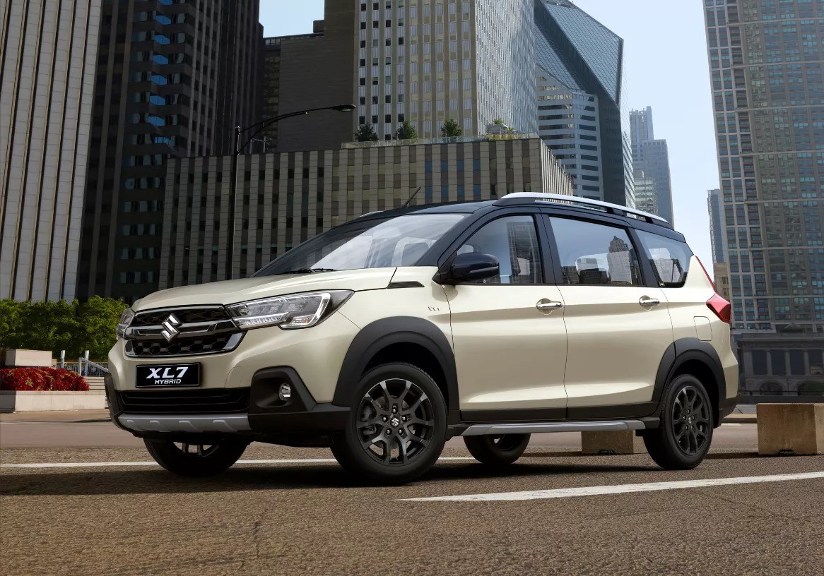 Suzuki XL7 có diện mạo thể thao và mạnh mẽ.