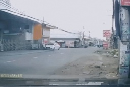 Mất lái khi đi xe máy qua vũng nước ven đường, người phụ nữ bị xe tải cán tử vong