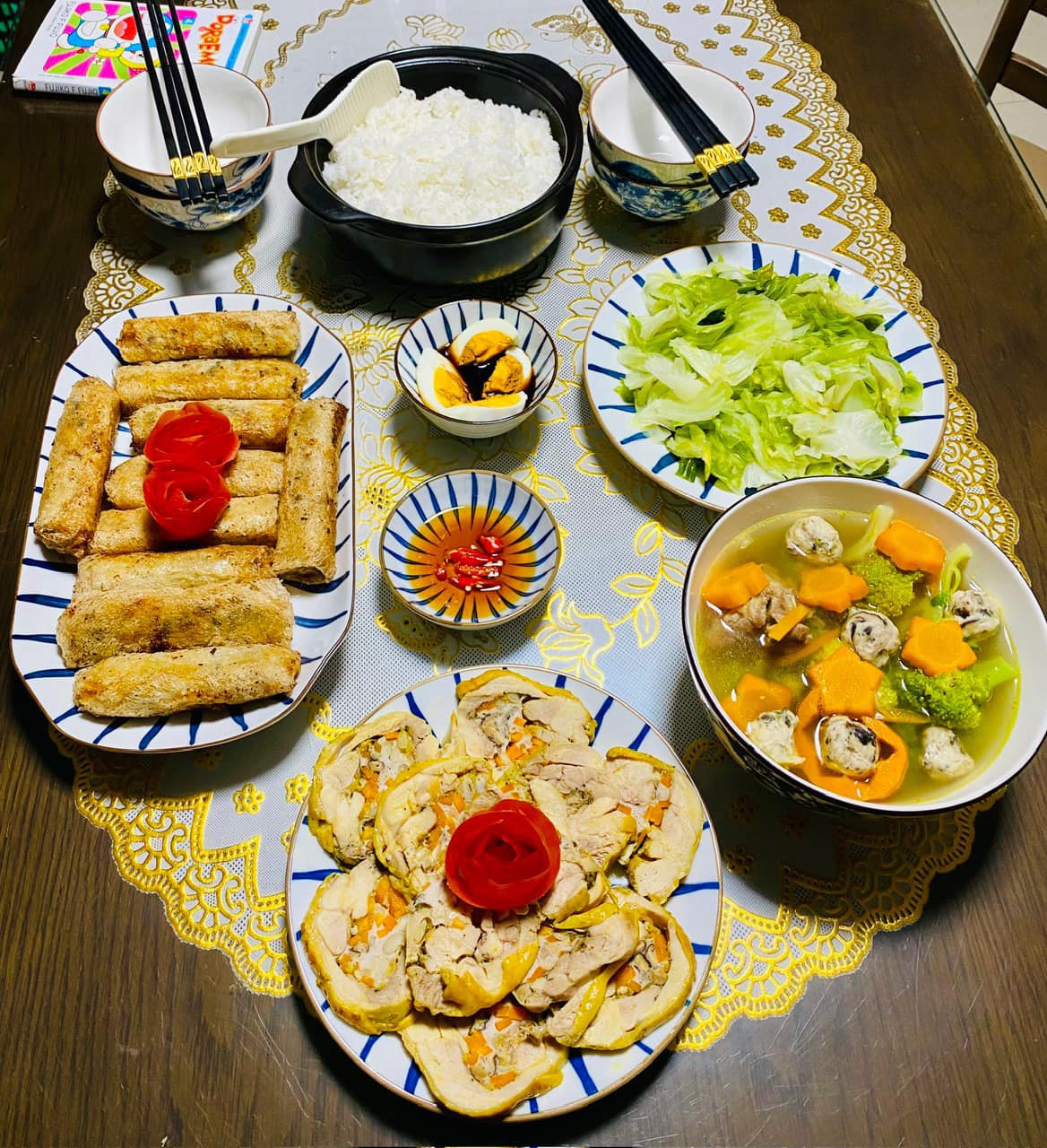 &nbsp;Nem rán, giò gà, canh ngũ sắc, rau luộc.