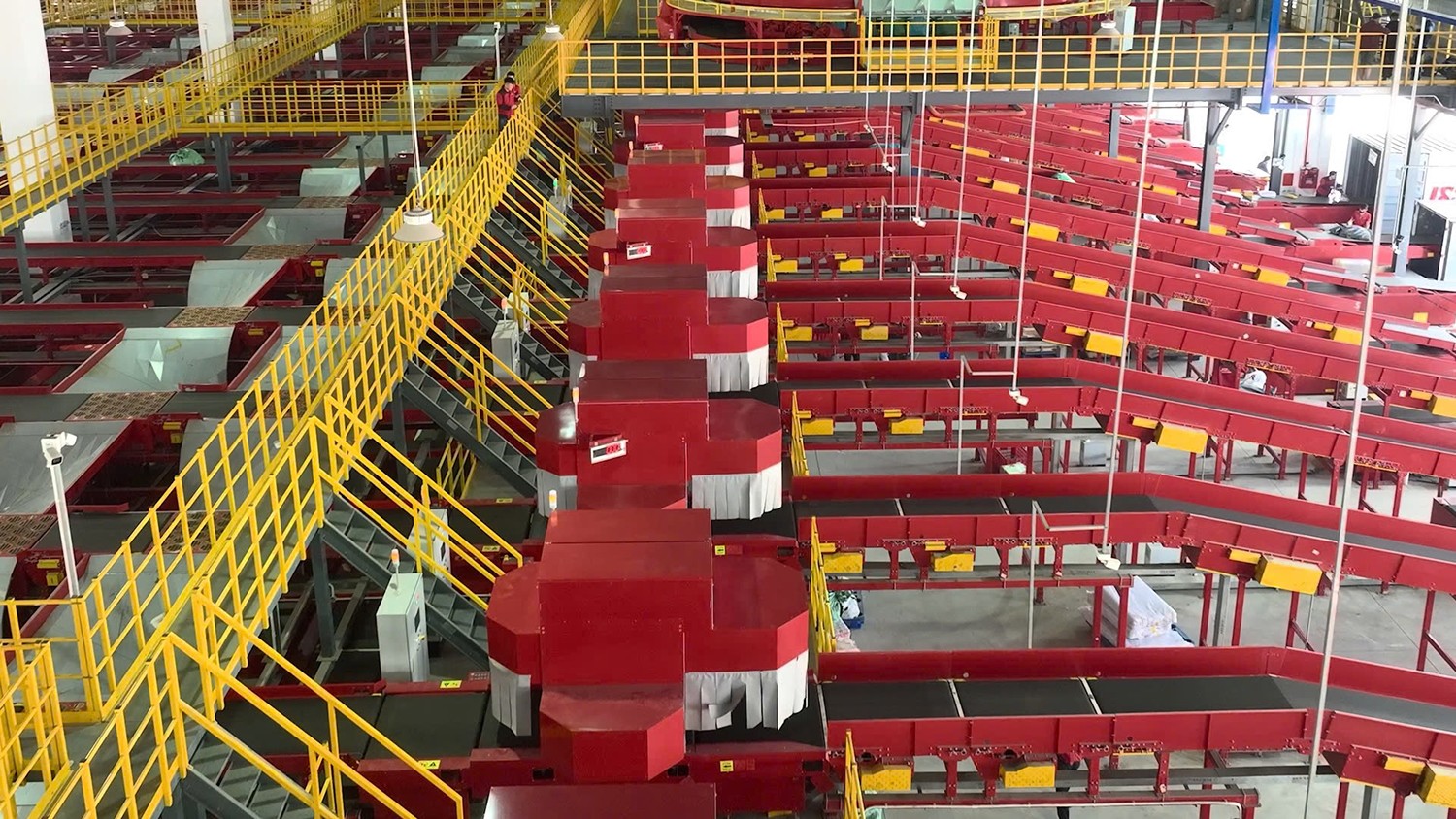 Mỗi đơn hàng qua hệ thống phân loại tự động DWS hiện đại chỉ mất từ 3-5 phút đã hoàn tất quá trình phân loại, phân tuyến giao. Ảnh: J&T Express Việt Nam