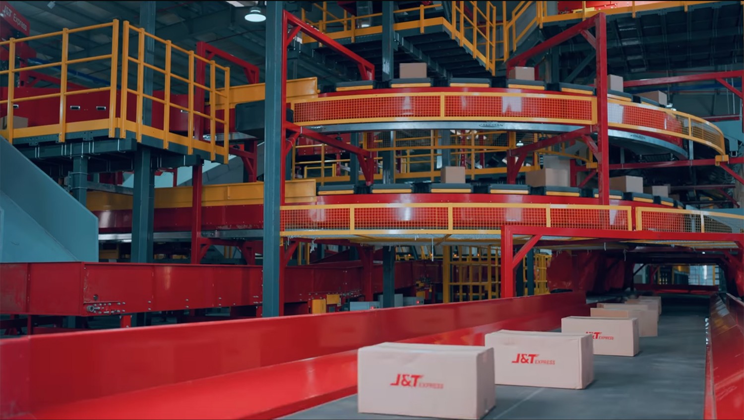 Hệ thống phân loại hàng hóa thông minh Crossbelt với hơn 750 hướng phân luồng, đạt 99,99% độ chính xác. Ảnh: J&T Express.