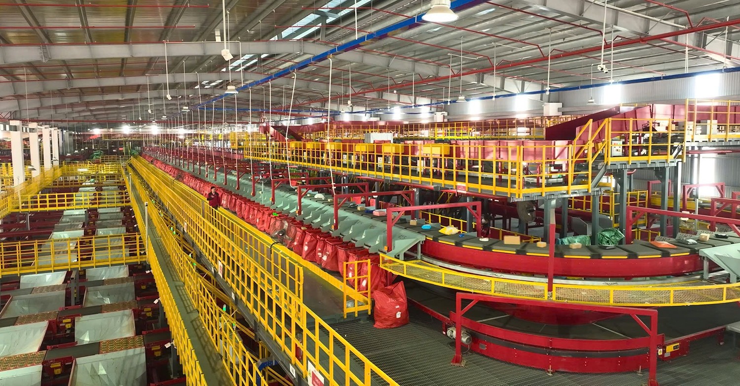 J&T Express tiên phong ứng dụng túi tái sinh trong giao nhận hàng hóa.Ảnh: J&T Express Việt Nam