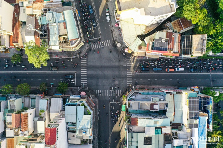 Xe máy dừng 'thẳng như kẻ chỉ' chờ đèn đỏ ở TPHCM - 1