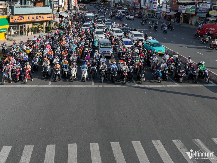 Xe máy dừng 'thẳng như kẻ chỉ' chờ đèn đỏ ở TPHCM - 2