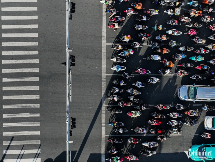 Xe máy dừng 'thẳng như kẻ chỉ' chờ đèn đỏ ở TPHCM - 3