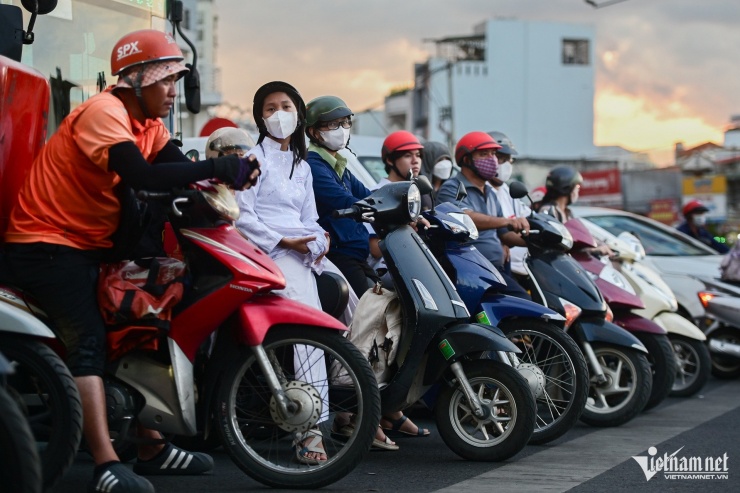 Xe máy dừng 'thẳng như kẻ chỉ' chờ đèn đỏ ở TPHCM - 5