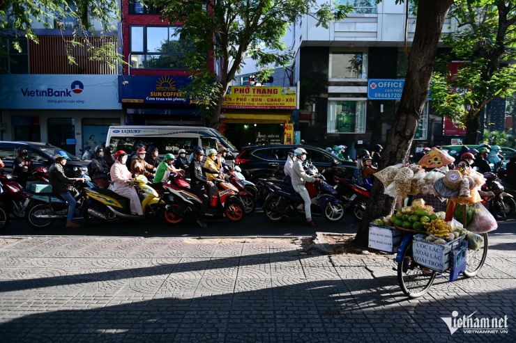 Xe máy dừng 'thẳng như kẻ chỉ' chờ đèn đỏ ở TPHCM - 6