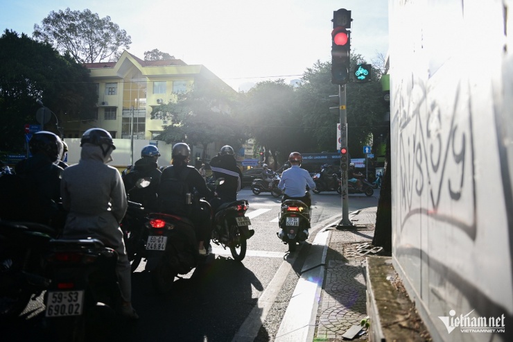 Xe máy dừng 'thẳng như kẻ chỉ' chờ đèn đỏ ở TPHCM - 7