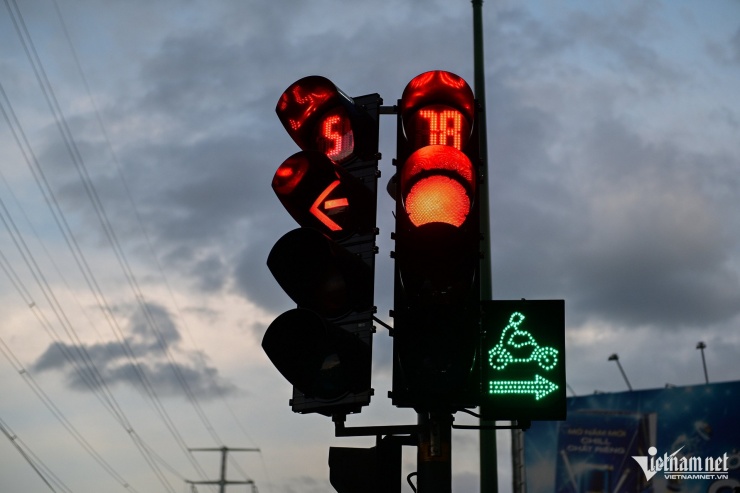 Xe máy dừng 'thẳng như kẻ chỉ' chờ đèn đỏ ở TPHCM - 11