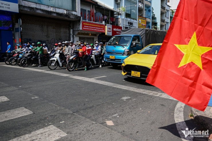 Xe máy dừng 'thẳng như kẻ chỉ' chờ đèn đỏ ở TPHCM - 8