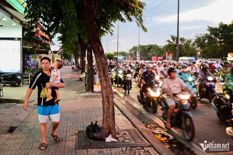 Xe máy dừng 'thẳng như kẻ chỉ' chờ đèn đỏ ở TPHCM - 10