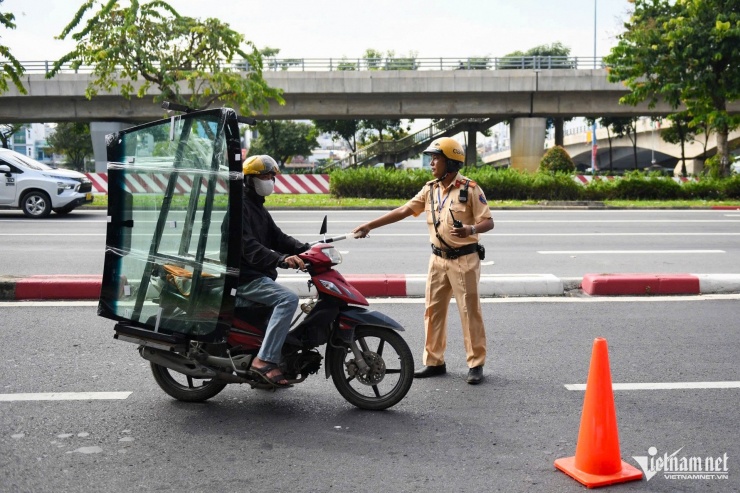 Xe máy dừng 'thẳng như kẻ chỉ' chờ đèn đỏ ở TPHCM - 12