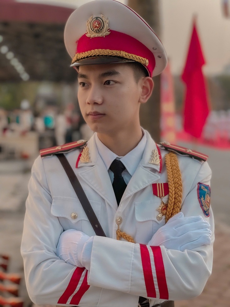 Thời gian trong quân ngũ, Việt Hoàng được tuyển chọn vào đoàn nghi lễ 