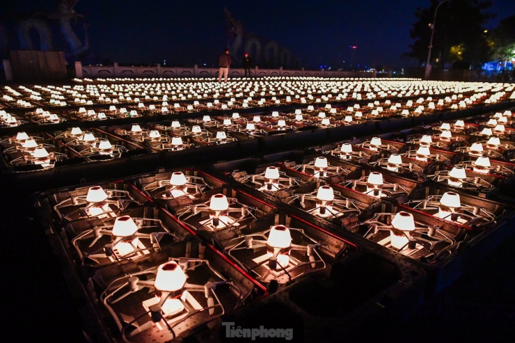 Cận cảnh trận địa drone tại Hồ Tây. Theo ban tổ chức, đây là lần đầu công nghệ drone ánh sáng được sử dụng trên quy mô lớn với màn trình diễn của drone rồng thế hệ mới. Mỗi drone được lập trình công phu, tạo nên những hình ảnh gắn liền với Thủ đô.