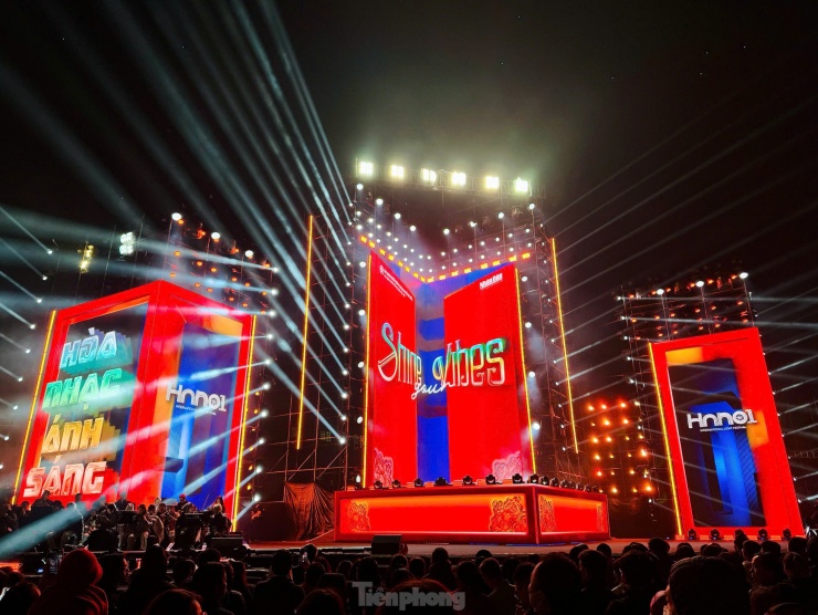 Tối 17/1, Hòa nhạc ánh sáng - Chào năm mới 2025 tổng duyệt bên Hồ Tây (Hà Nội). Sự kiện chính thức diễn ra tối 18/1, có NSND Thanh Hoa, ca sĩ Mỹ Tâm, rapper Big Daddy, ca nương Kiều Anh... biểu diễn. Đây là sự kiện mở màn Lễ hội ánh sáng quốc tế Hà Nội 2025. Từ khoảng 20h, rất đông người dân tập trung ở khu vực ngã tư Nguyễn Hoàng Tôn - Lạc Long Quân chờ xem buổi tổng duyệt.