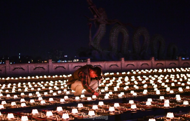 Điểm nhấn của chương trình là màn trình diễn ánh sáng từ 2.025 drone light (máy bay không người lái tạo hiệu ứng ánh sáng) kết hợp với nhạc giao hưởng.