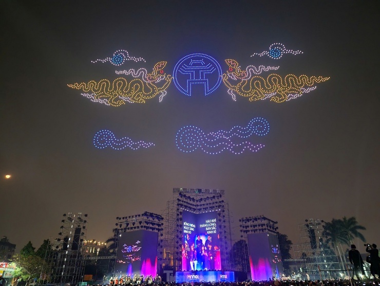 Drone tạo thành hình ảnh Khuê Văn Các và rồng ngậm ngọc trên bầu trời.