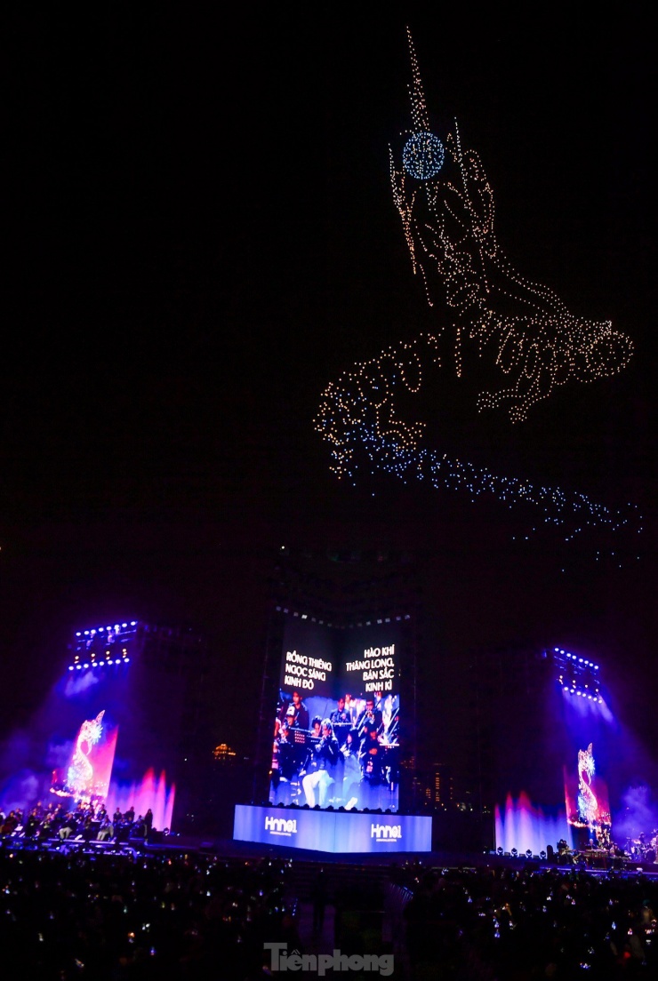 Drone rồng gây ấn tượng với khán giả. Rồng cũng là biểu tượng của vương quyền gắn với kinh đô.