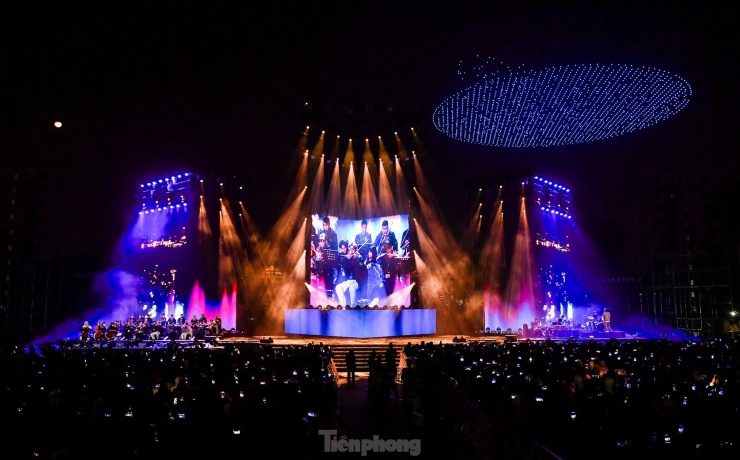 Để đảm bảo an toàn cho sự kiện, trong hai ngày 17 và 18/1, lực lượng chức năng cấm đường một số tuyến và phân luồng giao thông từ 18h đến 24h. Cụ thể, cấm ô tô di chuyển từ ngã ba Lạc Long Quân - Xuân La đến ngã ba Lạc Long Quân - Âu Cơ, cấm xe máy di chuyển từ ngõ 655 Lạc Long Quân đến ngõ 683 Lạc Long Quân.