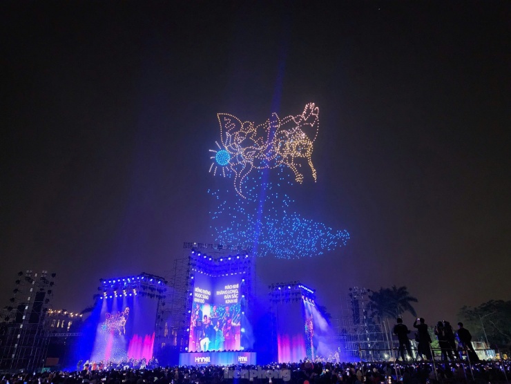 Drone được lập trình cẩn thận để tạo ra những hình ảnh, mô hình và hiệu ứng ánh sáng phức tạp khi bay theo đội hình được sắp xếp trước.