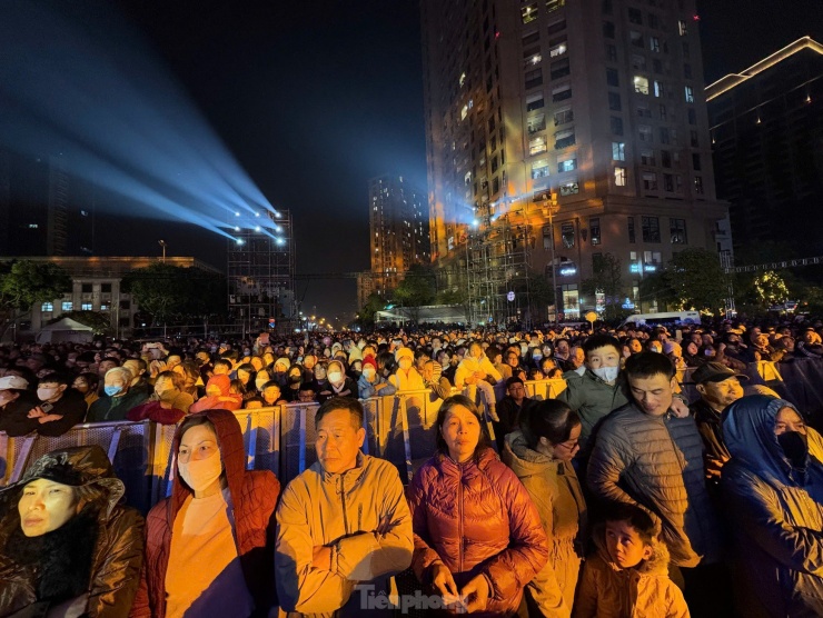 Ban tổ chức bố trí 13 điểm trông giữ ô tô, xe máy, xe đạp phục vụ khán giả theo dõi chương trình.