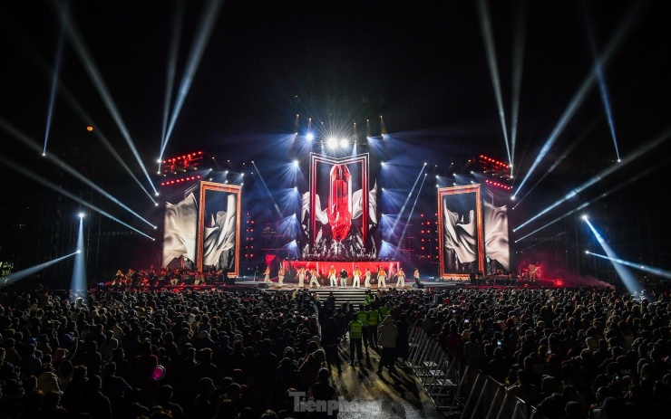 Cảnh tượng chưa từng có ở Hồ Tây - 14