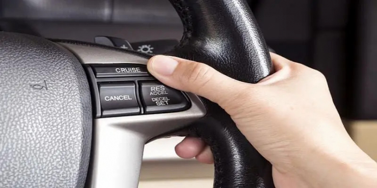 Cruise Control là tính năng được trang bị trên hầu hết các dòng xe hiện đại ngày nay. Ảnh minh hoạ: CarandDrivers)