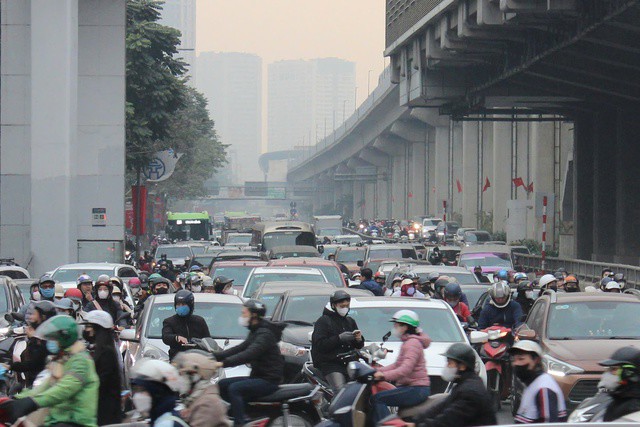 Mặc dù cuối tuần song lượng giao thông đông đúc, ùn ứ ở nút giao này