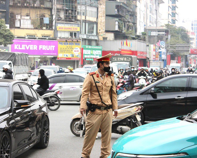 Lực lượng chức năng tích cực phân luồng giao thông