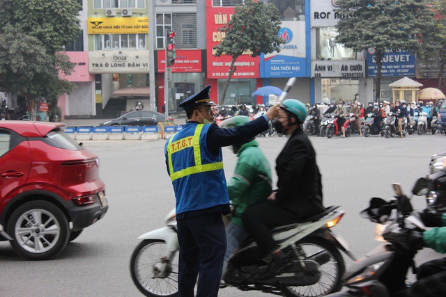 VIDEO: Ùn ứ kéo dài sau phân luồng mới ở ngã tư Khuất Duy Tiến- Nguyễn Trãi- Nguyễn Xiển - 5