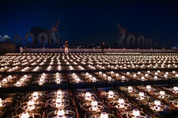 Cảnh tượng chưa từng có ở Hồ Tây