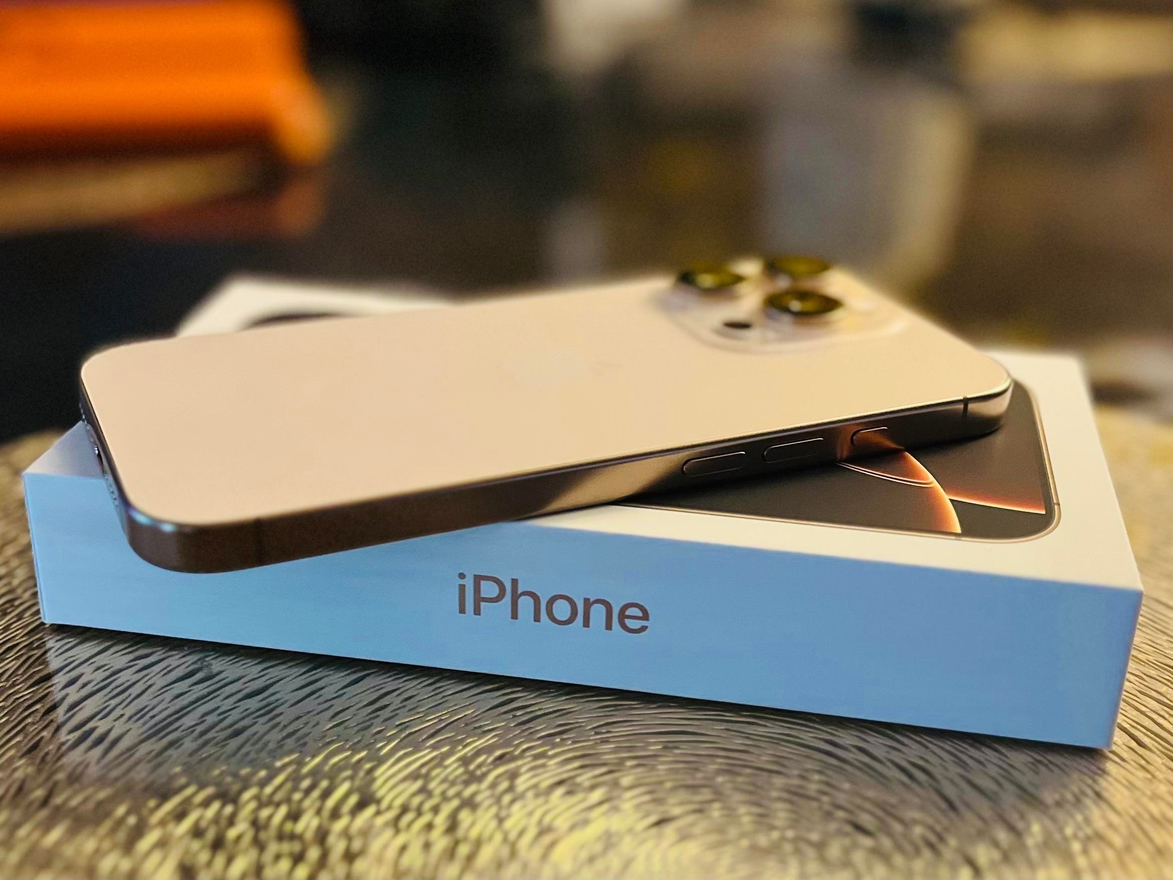 iPhone 16 Pro Max phiên bản Titan Sa Mạc.