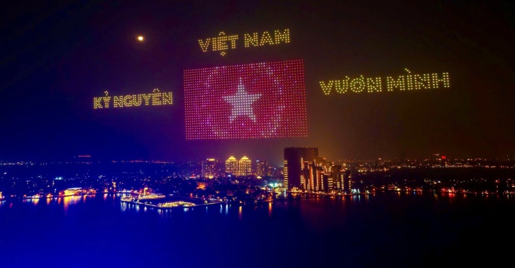 Đêm hòa nhạc có sự kết hợp giữa ánh sáng, dàn nhạc giao hưởng, drone. Trong đó, màn trình diễn drone lập kỷ lục về quy mô với 2.025 chiếc. Ba màn hình led to ở đầu đường Nguyễn Hoàng Tôn và Lạc Long Quân được bố trí phục vụ người dân.