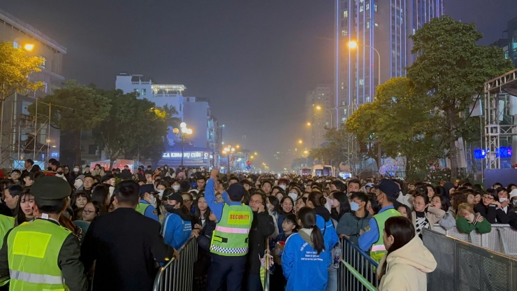 Ban tổ chức cho biết những vị trí, địa điểm đẹp nhất ở đường Nguyễn Hoàng Tôn và Lạc Long Quân được sử dụng để phục vụ người dân xem trình diễn ánh sáng bằng drone (máy bay không người lái). Phần bay drone tập trung ở khu vực Vệ Hồ và Nhật Chiêu.