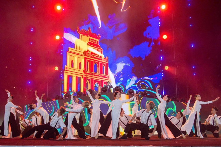 Tối 18/1, chương trình Hòa nhạc ánh sáng - Chào năm mới 2025 được tổ chức ở Hà Nội. Ban tổ chức dự kiến đón hơn 40.000 khán giả.